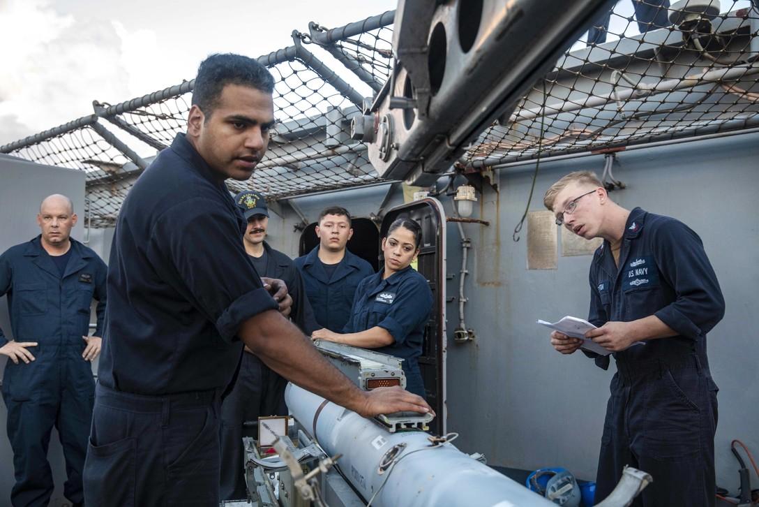 美国海军士兵进行舰对空导弹安装训练