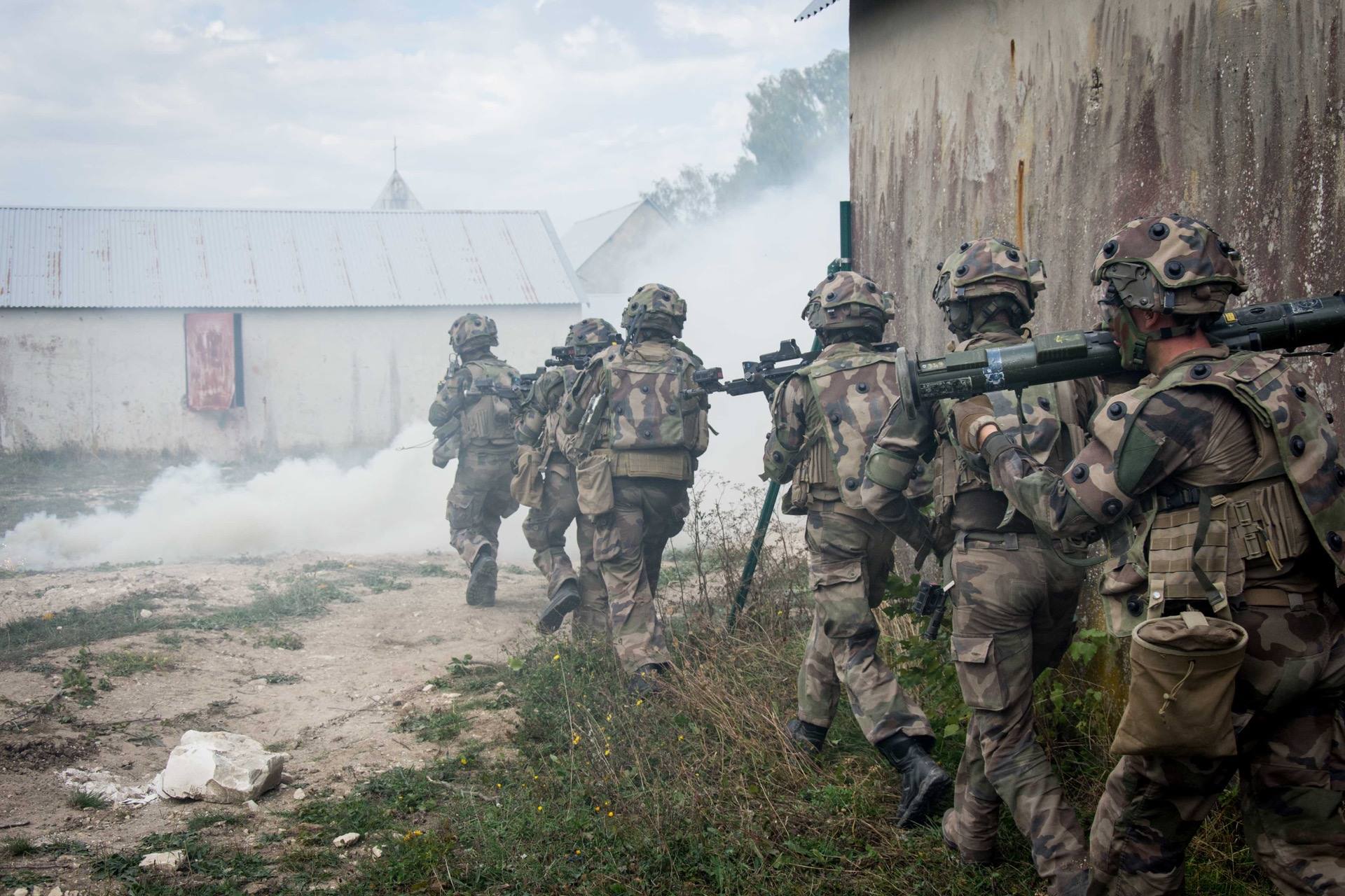 2018年9月,法国陆军第27步兵旅第7营高山追逐者队的军人,在cenzub训练