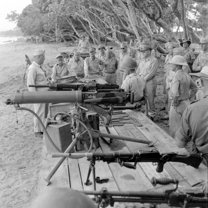 二战时盟军测试日军的重机枪和掷弹筒