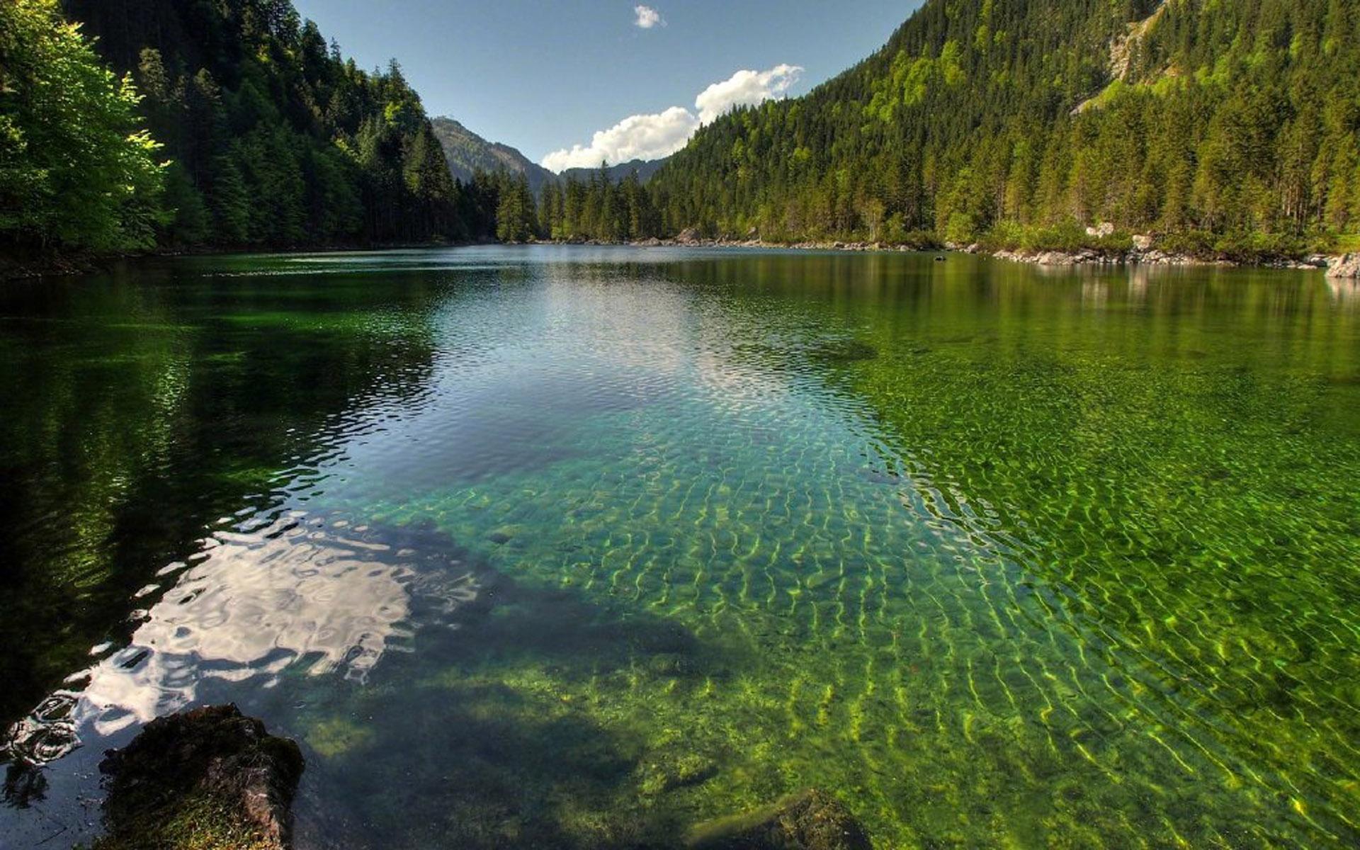 平静唯美的湖面风景图片桌面壁纸