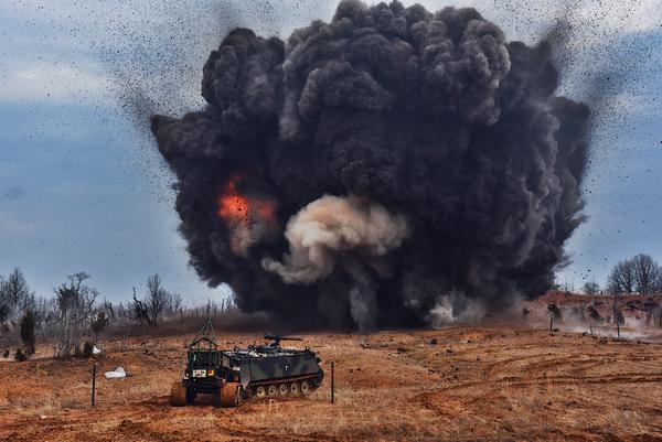 美军工程兵进行扫雷训练 一次引爆一片雷区_图片新闻