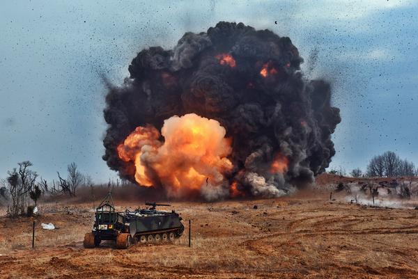 美军工程兵进行扫雷训练 一次引爆一片雷区_图片新闻