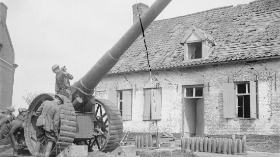 一战时的英军攻城榴弹炮,体型硕大