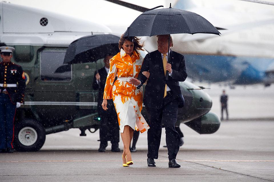 特朗普结束访日之行启程返美 为夫人贴心撑伞遮雨