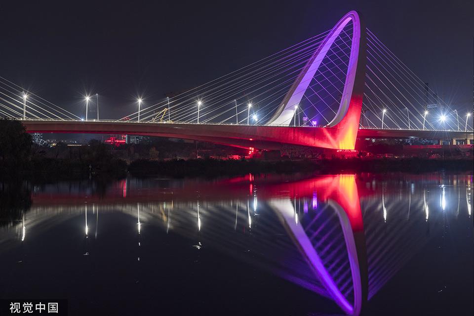 北京新地标"新首钢大桥"试亮节日灯光