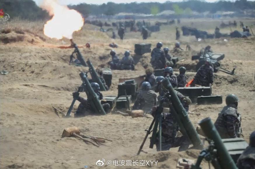 朝鲜炮兵密集发射120毫米迫击炮