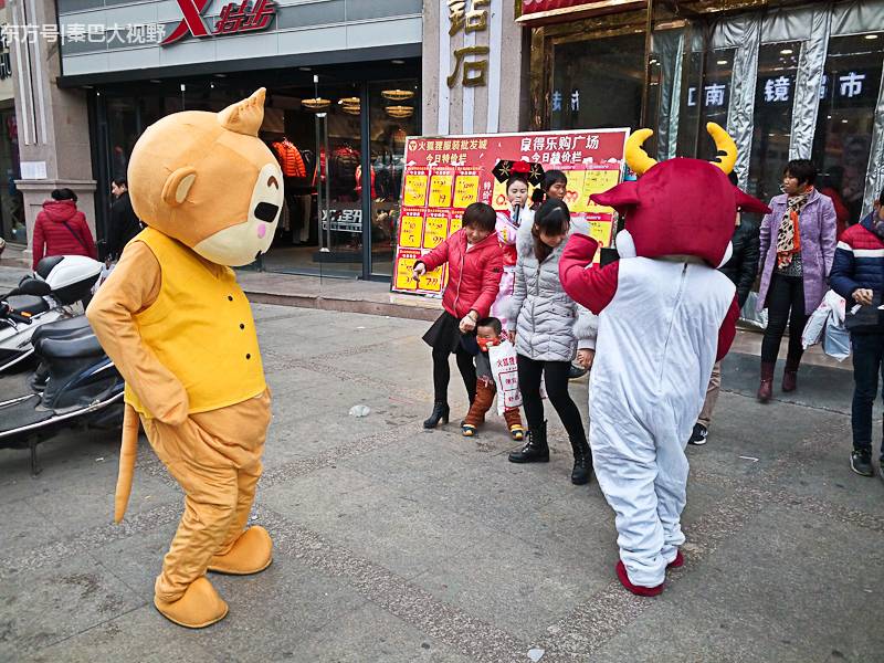 安康：商场促销请来“宫廷格格” 小猴小牛上街闲逛逗乐(3) 第3页