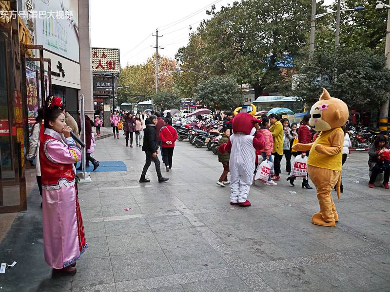 安康：商场促销请来“宫廷格格” 小猴小牛上街闲逛逗乐 第1页