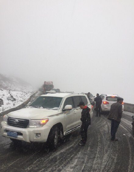 折多山又一波降雪，不带防滑链大车不放行(3) 第3页