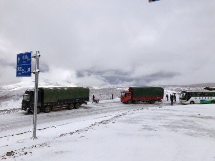 折多山又一波降雪，不带防滑链大车不放行(4) 第4页