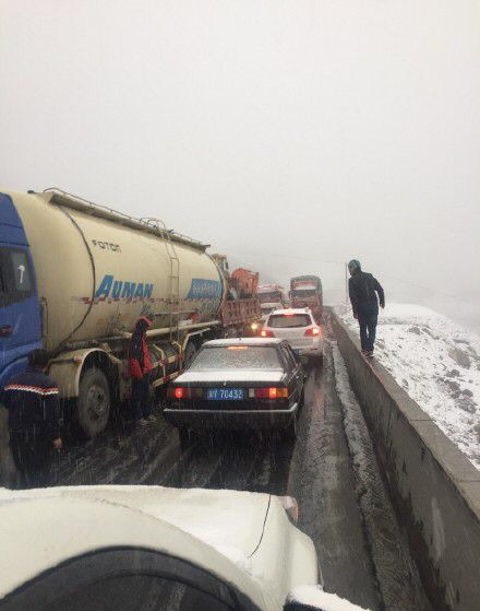 折多山又一波降雪，不带防滑链大车不放行(2) 第2页