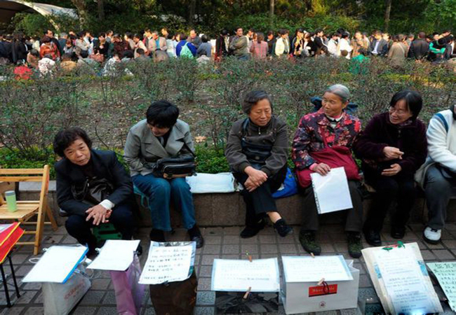 图说:北京中山公园相亲街,父母操心,多是女孩