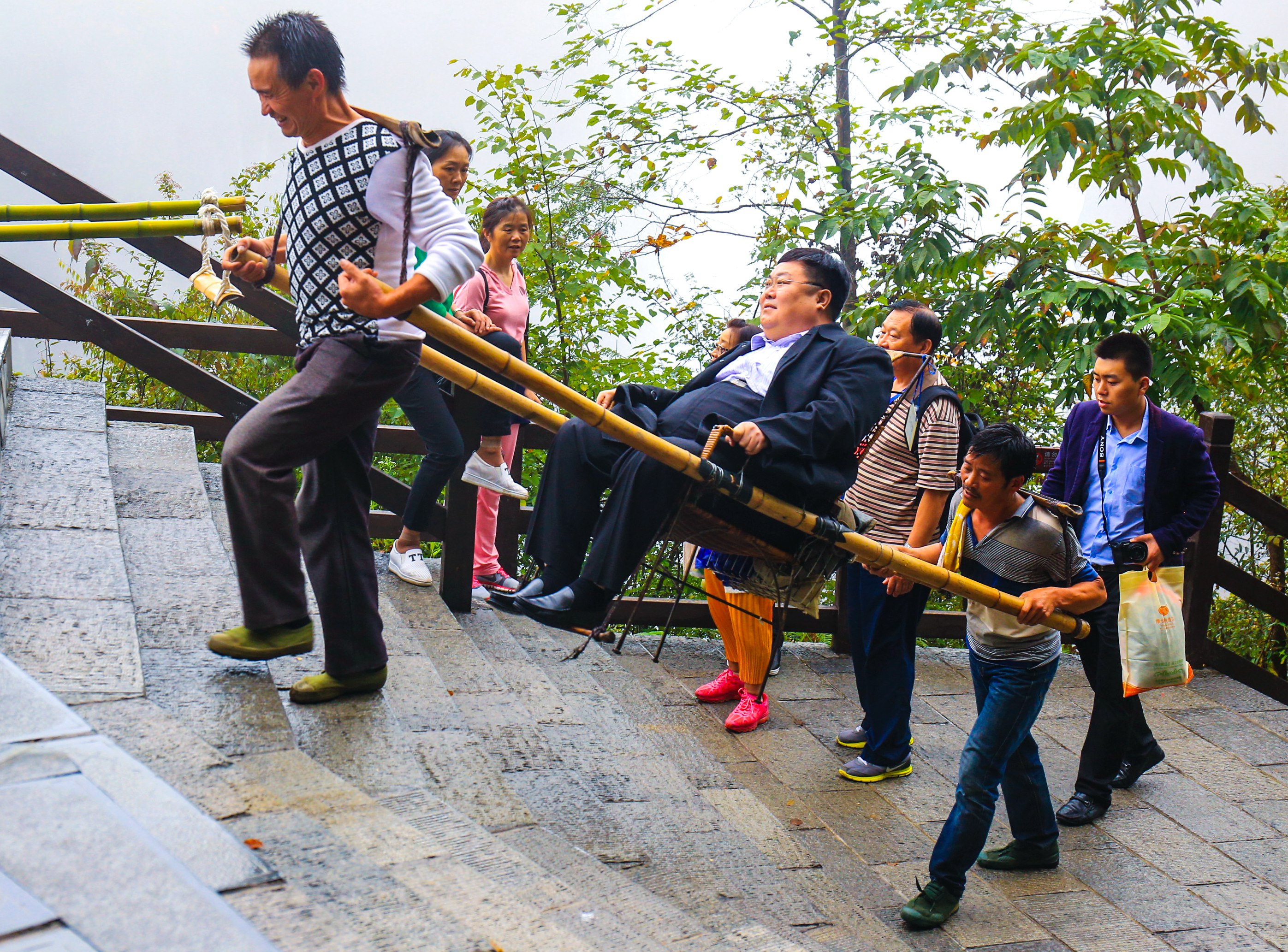 农民轿夫在深山抬滑竿，月收入3000元，靠体力挣钱 第1页