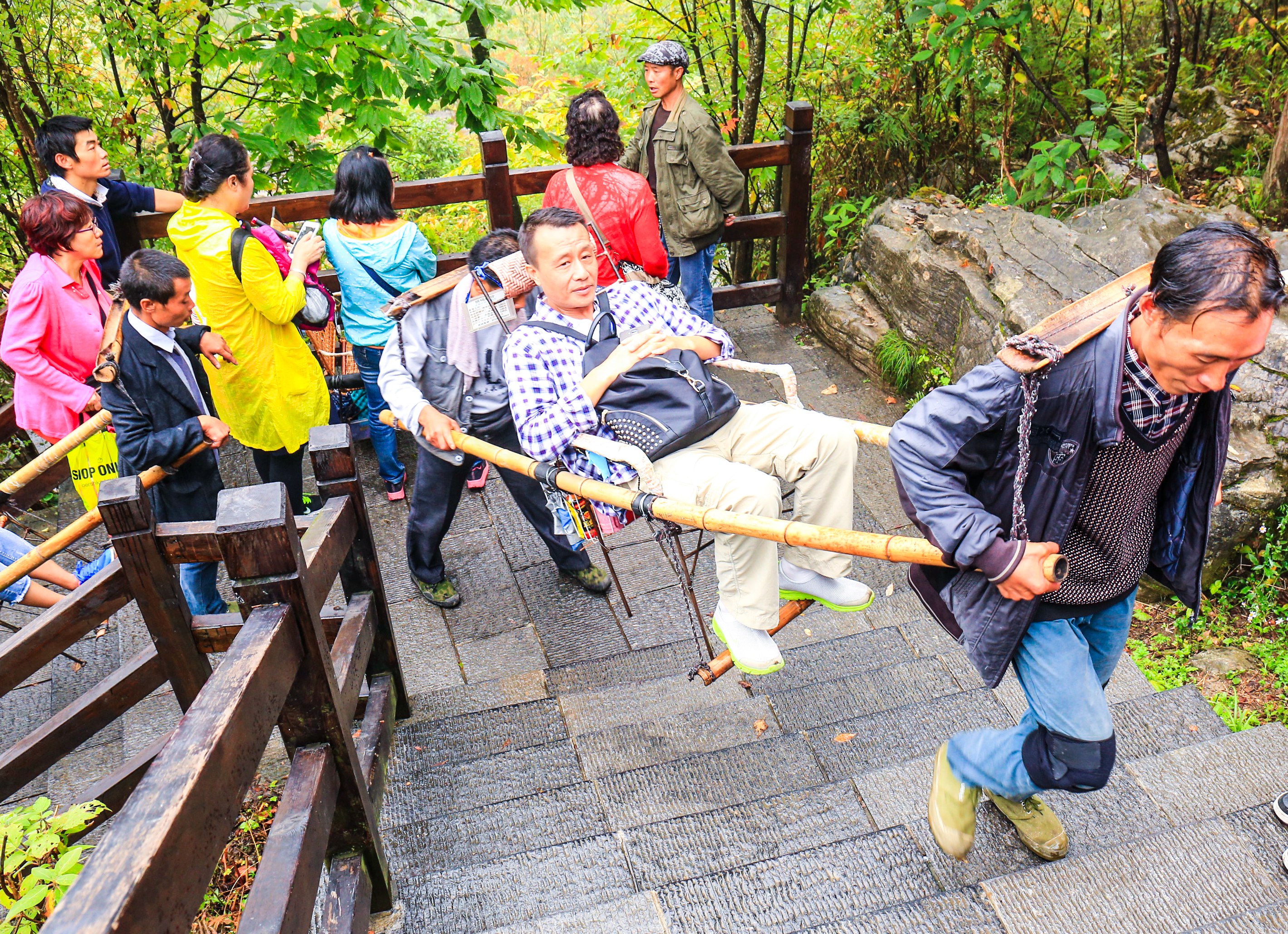 农民轿夫在深山抬滑竿，月收入3000元，靠体力挣钱(6) 第6页