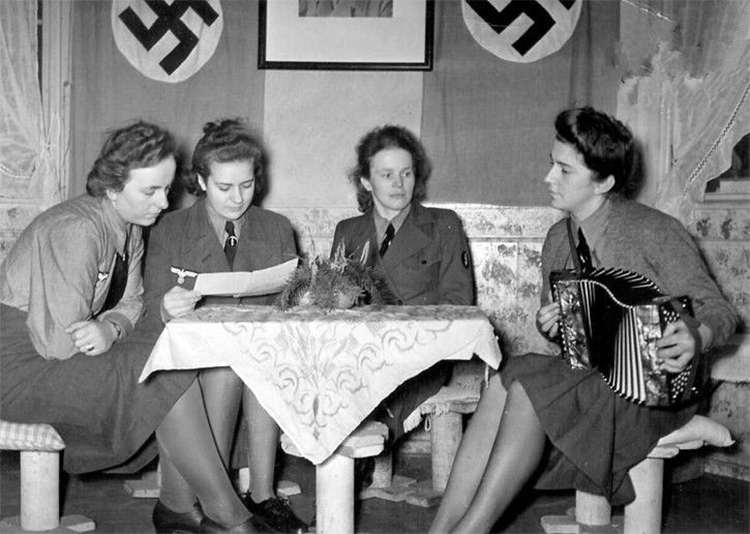 二战德国老照片：被称为“军官床垫”的纳粹女兵们的真实写照(3) 第3页