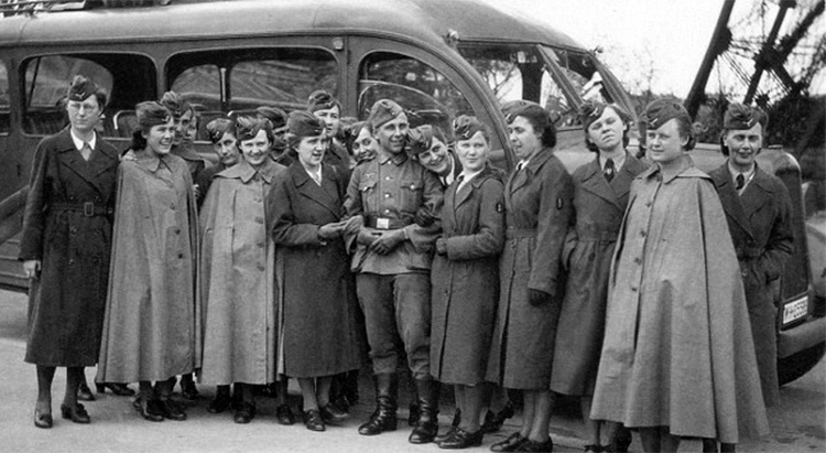 二战德国老照片：被称为“军官床垫”的纳粹女兵们的真实写照 第1页