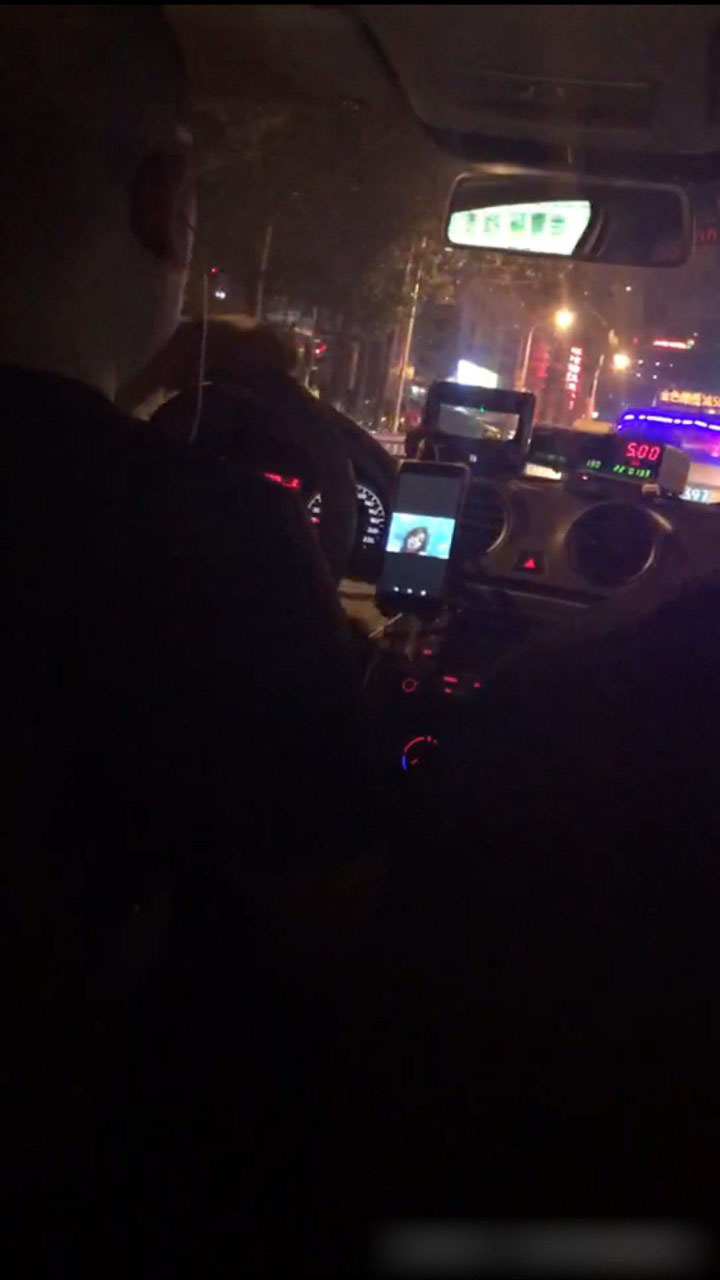18岁女孩坐出租车遇尴尬,司机开车看这种视频