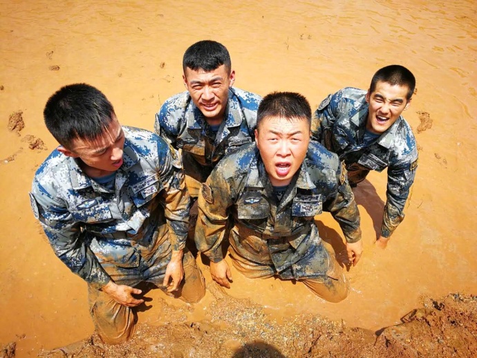 杜海涛穿上军装在泥泞中挣扎战斗，这样的他展现出了满满正能量(4) 第4页