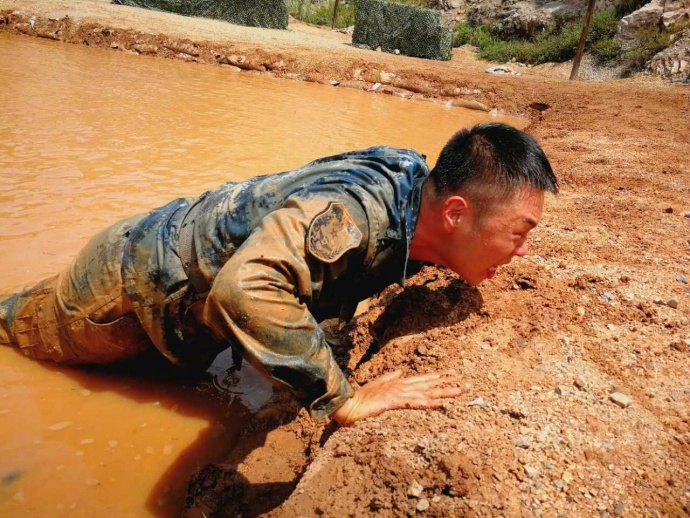 杜海涛穿上军装在泥泞中挣扎战斗，这样的他展现出了满满正能量(2) 第2页