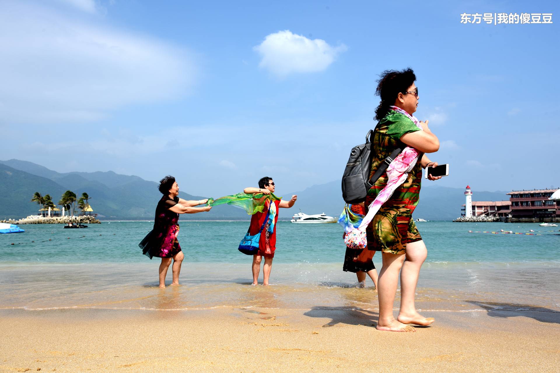 游客在海滩拍照爱用丝巾 阿姨为摆姿势全身湿透(5) 第5页