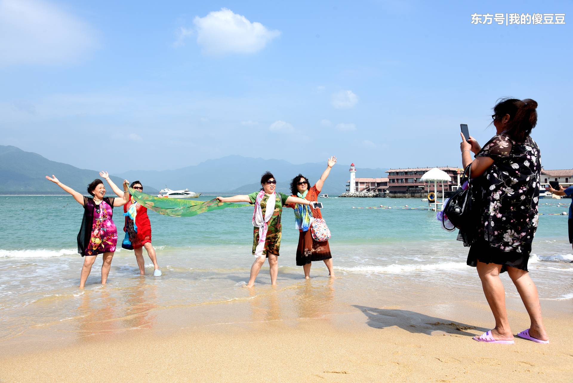 游客在海滩拍照爱用丝巾 阿姨为摆姿势全身湿透(4) 第4页