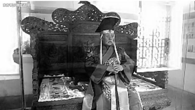 罕见历史照片：1915年袁世凯身穿龙袍登基全过程 第1页