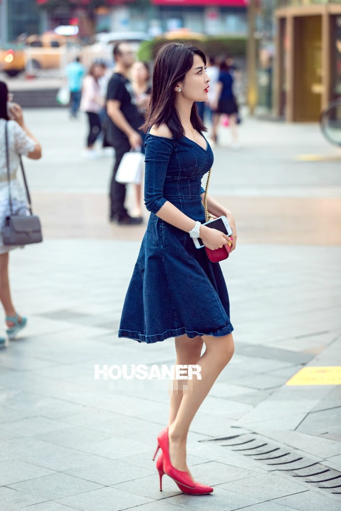 重庆街拍，蓝色牛仔连衣裙搭配尖头高跟鞋，时髦又有女人味！(3) 第3页