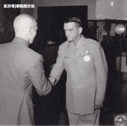 美国国家档案馆：蒋介石向陈纳德将军颁发勋章的珍贵照片 第1页